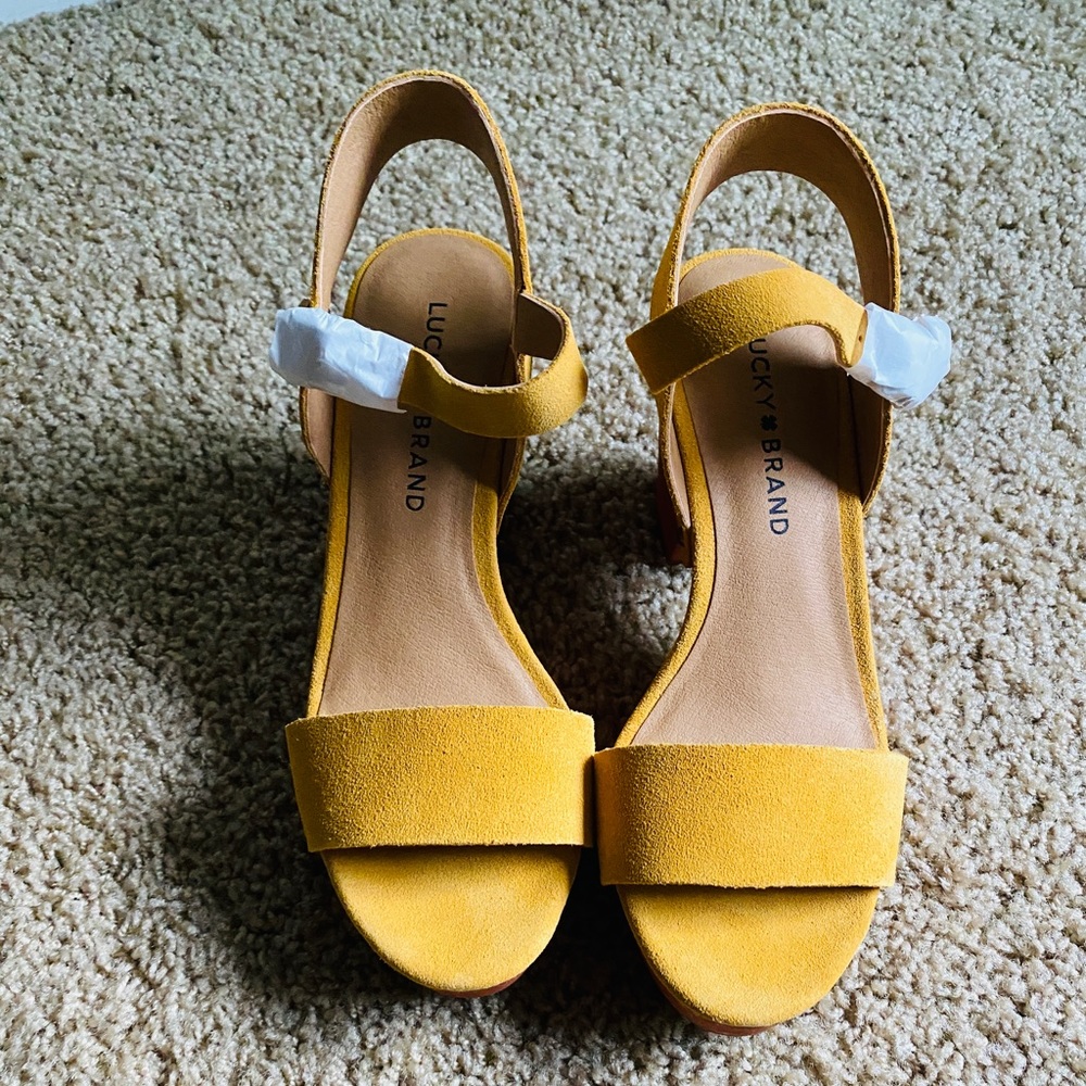 New Lucky Brand sandals size 6